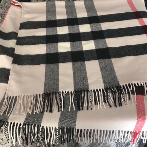 ⭐️ Burberry cashmere cape - Picture 7 of 8